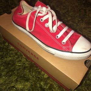 Red low top converse